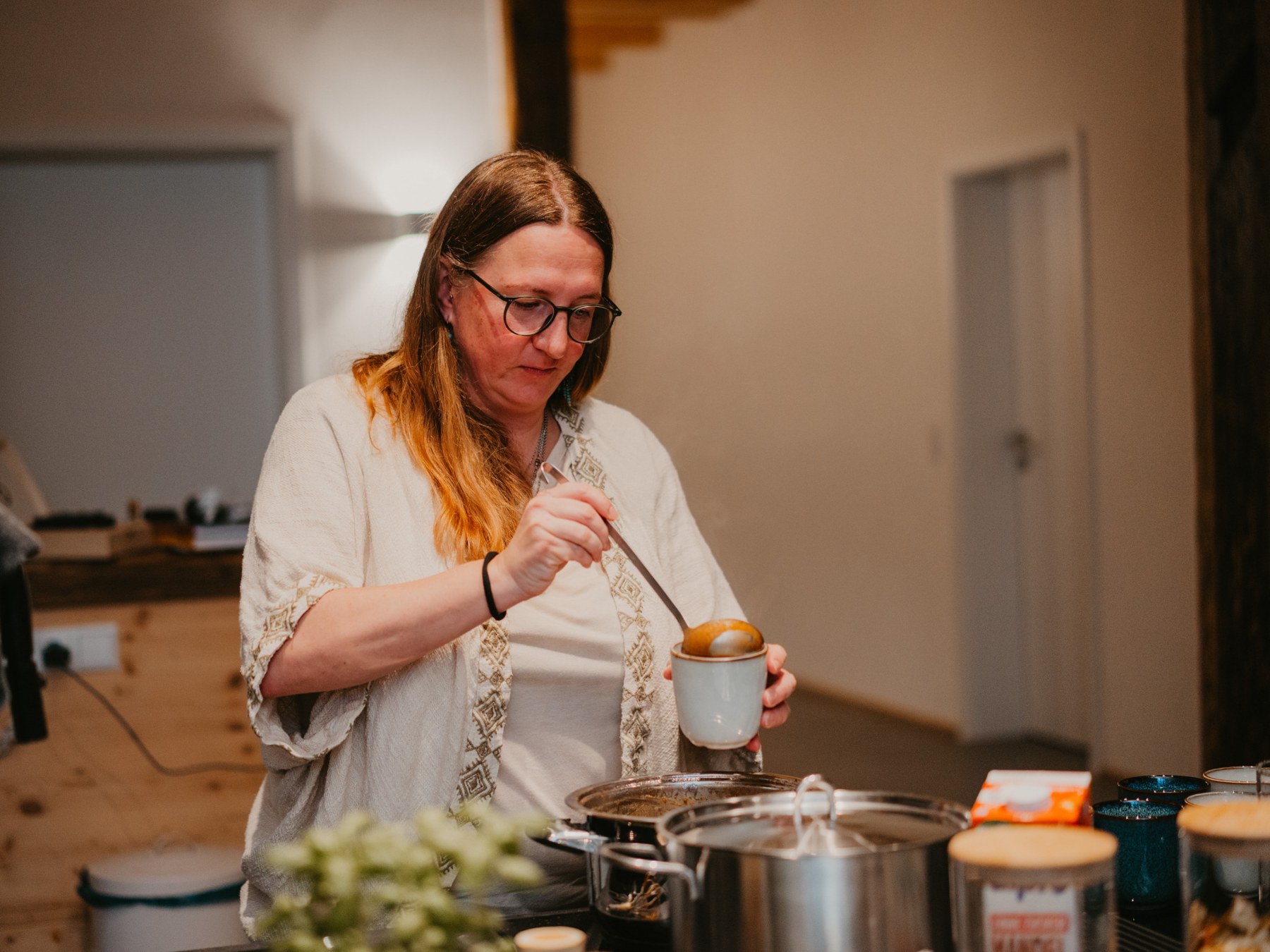 Kim bereitet in der Retreatküche das Essen zu